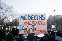 Manifestation des médecins libéraux contre la dégradation des conditions de travail des soignants et la baisse des salaires, à Paris, le 14 février 2023.
