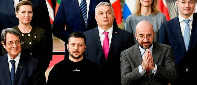 Le president ukrainien Volodymyr Zelensky, avec, a sa gauche, le president du Conseil europeen Charles Michel et, au-dessus, le Premier ministre hongrois Viktor Orban, avant un sommet a Bruxelles, le 9 fevrier 2023.
