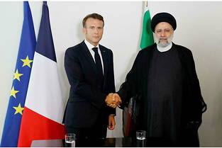 Le president francais Emmanuel Macron serrant la main de son homologue iranien Ebrahim Raissi, le 20 septembre 2022, en marge de l&#039;Assemblee generale de l&#039;ONU a New York.
