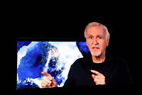 James Camerom, realisateur a succes de  Avatar : la voie de l'eau  qui depasse  Titanic  au box-office mondial.
