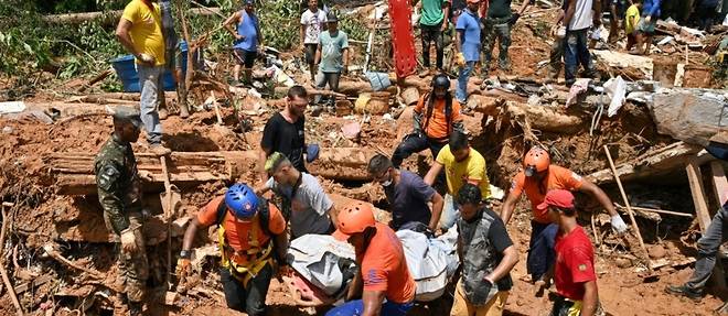 Au Bresil, les sinistres pleurent leurs morts apres une tempete apocalyptique Au Bresil, les sinistres pleurent leurs morts apres une tempete apocalyptique