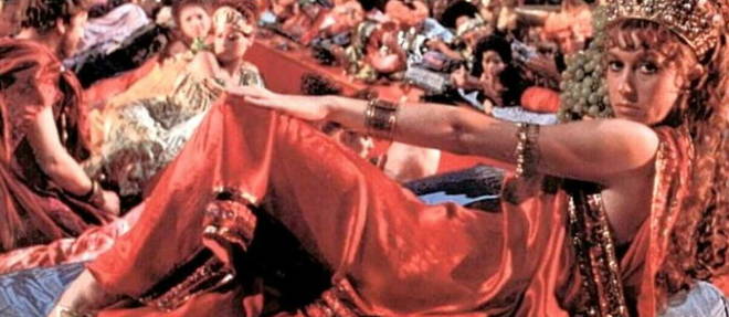En 1979, le cineaste italien Tinto Brass realise un peplum erotique consacre a la figure de Caligula avec Malcolm McDowell, Teresa Ann Savoy et Helen Mirren !
