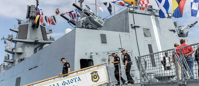 La fregate russe "Admiral Gorshkov" bien en vue, a Richards Bay, en Afrique du Sud, avec la lettre "V" affichee sur l'une des cheminees du navire de guerre, le 22 fevrier 2023. 