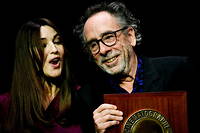 Le realisateur americain Tim Burton  recoit le prix Lumiere des mains de l'actrice italienne Monica Bellucci lors la 14 e  edition du Festival du film Lumiere a Lyon (Rhone), le 21 octobre 2022.
