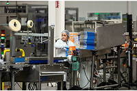 Sur une ligne de production a l'usine Sarbec Cosmetics a Neuville-en-Ferrain (Nord), le 9 fevrier 2023.

