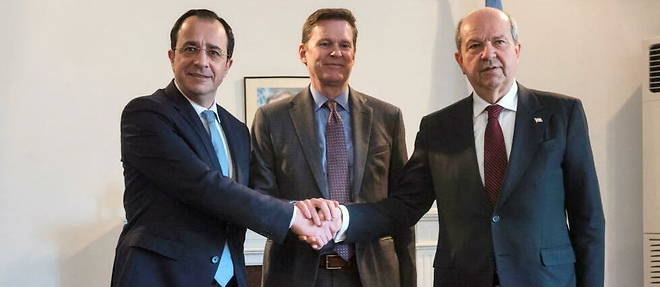 Le nouveau president chypriote Nikos Christodoulidis (a gauche) a rencontre le dirigeant de Chypre Nord, Ersin Tatar (a droite), le 23 fevrier, en presence de Colin Stewart (au centre), chef de la force des Nations unies chargees du maintien de la paix a Chypre.
