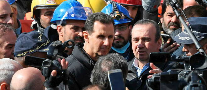 Le president syrien Bachar el-Assad visite les quartiers touches par le tremblement de terre dans la ville d'Alep, dans le nord de la Syrie, le 10 fevrier 2023. 
