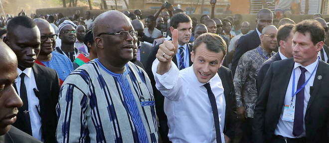 Le president Emmanuel Macron aux cotes du president du Burkina Faso, Roch Marc Christian Kabore, le 28 novembre 2017, a Ouagadougou.
