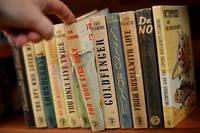 Ces premieres editions des romans de Ian Fleming appartiennent a un libraire anglais, Jon Gilbert.
