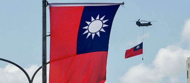 Le drapeau de Taiwan tracte par un helicoptere.
