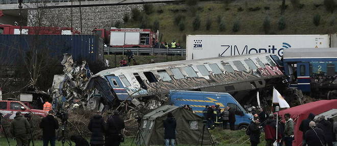 Au moins 57 personnes sont mortes dans l'accident en Grece.
