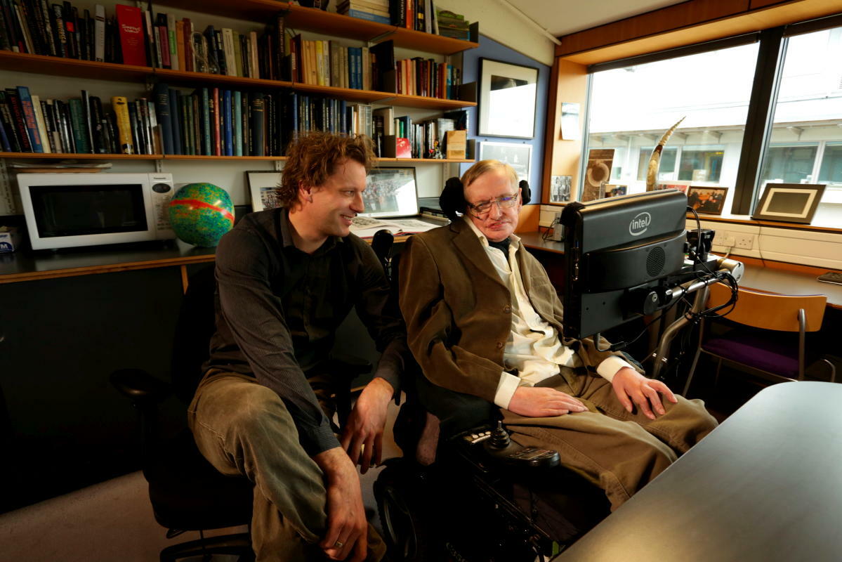 Le cosmologiste Thomas Hertog avec l'astrophysicien Stephen Hawking, dont il fut le plus proche collaborateur, a Cambridge (Royaume-Uni) en 2015 : << Chez Stephen, la passion de comprendre etait plus forte que tout. >>
