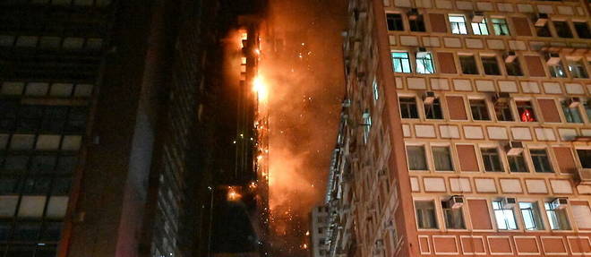 Un incendie s'est declare dans un gratte-ciel en construction du centre touristique et commercial de Hong Kong.
