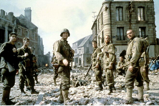 Tom Sizemore (à droite sur la photo), au côté de Tom Hanks dans<em> Il Faut sauver le soldat Ryan </em>de Steven Spielberg (1998).
 ©  AMBLIN ENTERTAINMENT / MUTUAL FI / Collection ChristopheL via AFP