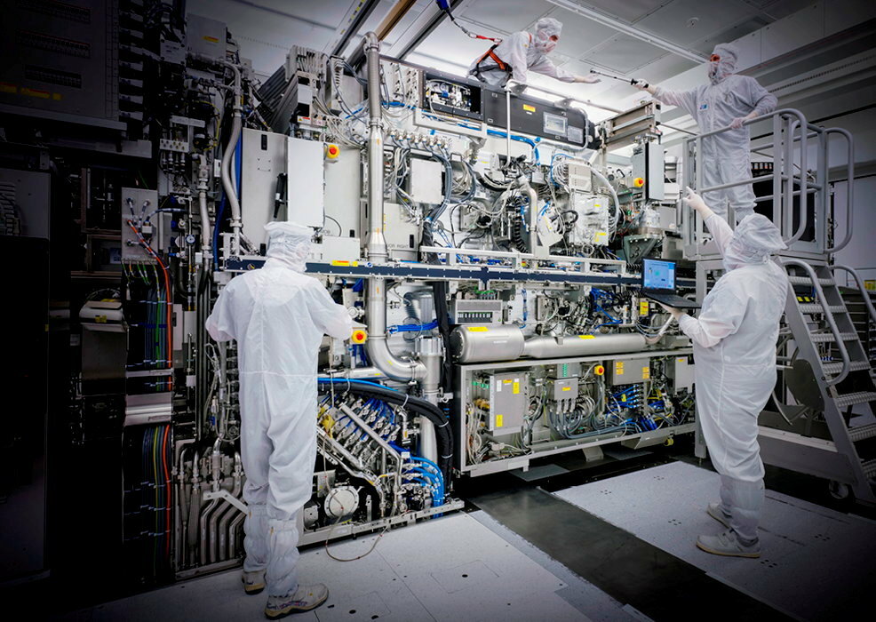 

Under high protection.  In Veldhoven (Netherlands), in an ultra-secure space, where the air is regulated and filtered, ASML manufactures regarding fifty photolithography devices (like the one opposite) per year, which are used to produce semiconductors.