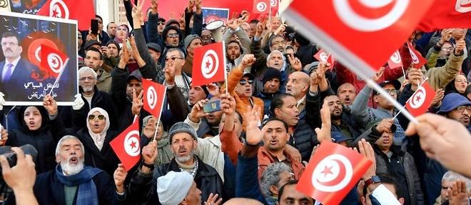 Tunisie: des centaines d'opposants pressent le president de "liberer les detenus"