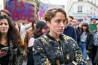 Adèle Haenel, le 30 mai 2022, lors d'une manifestation du mouvement MeeTooTheatre devant les Folies Bergères, à Paris.
