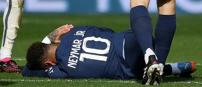 Neymar a encore ete touche a la cheville droite lors du match du PSG contre Lille le 19 fevrier dernier. 
