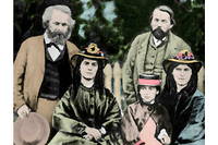 Karl Marx et Friedrich Engels en 1864. Au premier plan : Jenny, Laura et Eleanor, les trois filles de l’auteur du  Capital.
