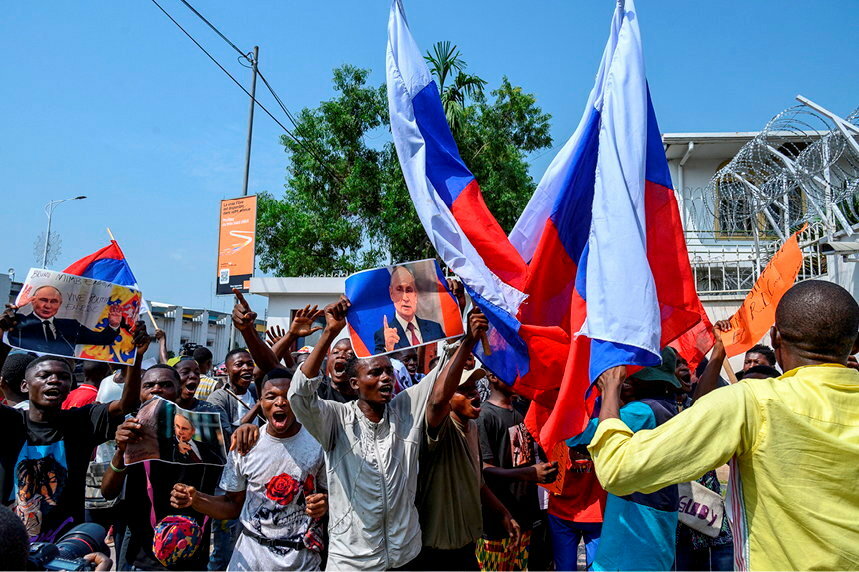 
        Influence. Des manifestants protestent, le 1 er mars, contre la venue d'Emmanuel Macron en Republique democratique du Congo, devant l'ambassade de France a Kinshasa, en brandissant un portrait de Vladimir Poutine.