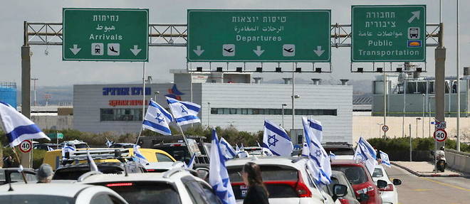 Blocage de la route menant a l'aeroport Ben Gourion dans le cadre de la mobilisation contre le gouvernement et son projet de reforme judiciaire, a Tel-Aviv (Israel), le 9 mars 2023.

