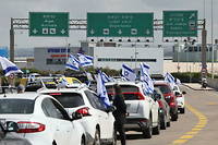 Blocage de la route menant a l'aeroport Ben Gourion dans le cadre de la mobilisation contre le gouvernement et son projet de reforme judiciaire, a Tel-Aviv (Israel), le 9 mars 2023.
