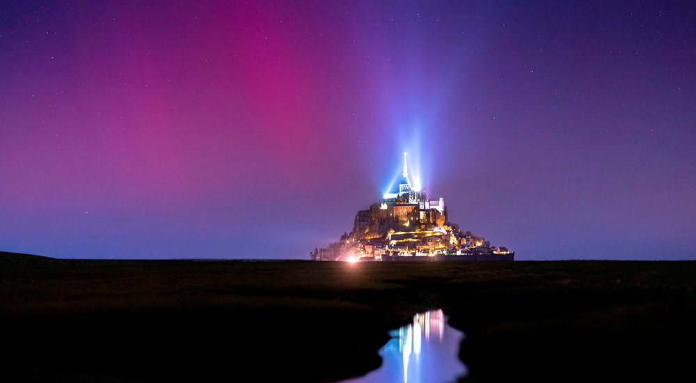 
        Magnetique. Le 27 fevrier, une aurore boreale a illumine le ciel de rose et de violet au-dessus du Mont-Saint-Michel durant a peine une minute.