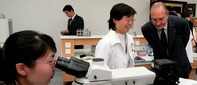 Jacques Chirac visits the Pasteur Institute in Shanghai on October 11, 2004.
