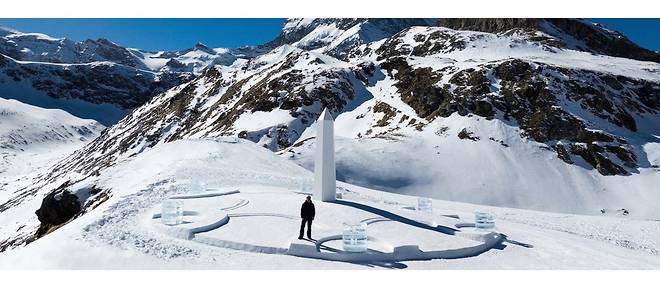 Hublot a choisi l'artiste americain Daniel Arsham comme nouvel ambassadeur. La premiere concretisation de leur collaboration prend la forme d'un cadran solaire geant installe dans la neige au coeur des montagnes suisses.

