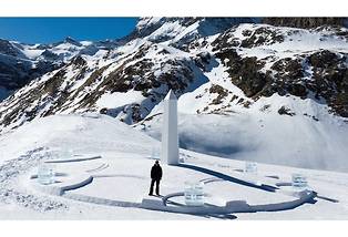 <p style="text-align:justify">Hublot a choisi l’artiste américain Daniel Arsham comme nouvel ambassadeur. La première concrétisation de leur collaboration prend la forme d’un cadran solaire géant installé dans la neige au cœur des montagnes suisses.
