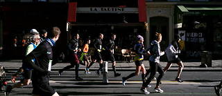 Les coureurs du marathon de Paris, le 3 avril 2022.
