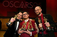 Le producteur Jonathan Wang et les realisateurs de << Everything Everywhere All at Once >>, Daniel Kwan et Daniel Scheinert apres leur triomphe lors de la 95e ceremonie des Oscars.
