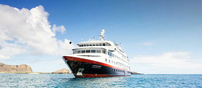 Depuis janvier 2022, Hurtigruten met le cap sur l'archipel des Galapagos. Le Point a teste cette croisiere d'expedition. Troisieme etape aujourd'hui dans le sillage de Darwin qui explora cinq iles : San Cristobal, Santa Fe-South Plaza, Santa Cruz et Espanola.

