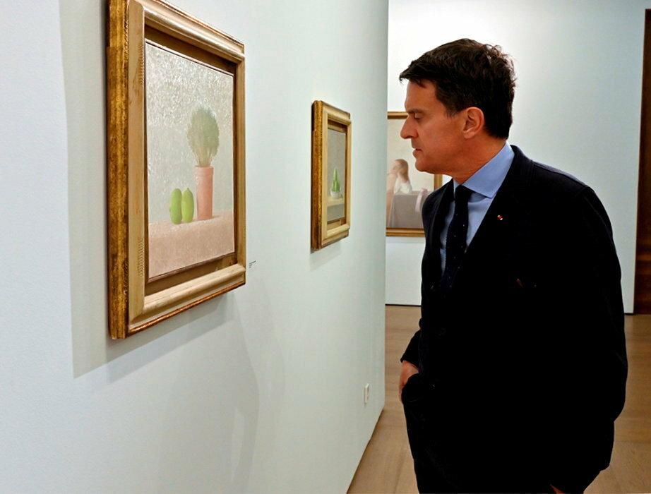 Hommage. Manuel Valls le 9 mars, a Madrid, lors du vernissage de l'exposition consacree a son pere, le peintre Xavier Valls, a la galerie Fernandez-Braso. 
