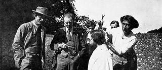  Vers 1920, l’écrivain Lytton Strachey se fait couper les cheveux par la peintre Vanessa Bell, sœur aînée de Virginia Woolf.   