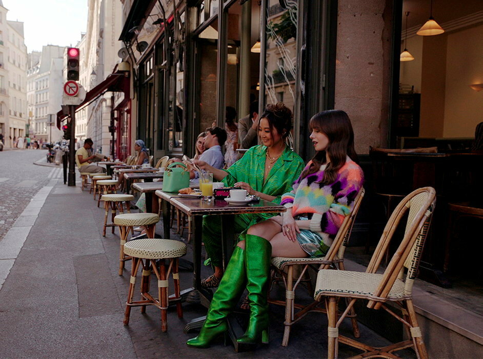 
Art de vivre. Mindy et Emily (Ashley Park et Lily Collins), heroines de la serie << Emily in Paris >>.