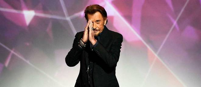 Johnny Hallyday reçoit le prix du meilleur album sur scène lors des 31e Victoires de la musique, le 12 février 2016 au Zénith de Paris.
