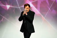 Johnny Hallyday reçoit le prix du meilleur album sur scène lors des 31e Victoires de la musique, le 12 février 2016 au Zénith de Paris.
