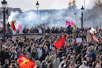Retraites: plusieurs milliers de manifestants en France et des tensions