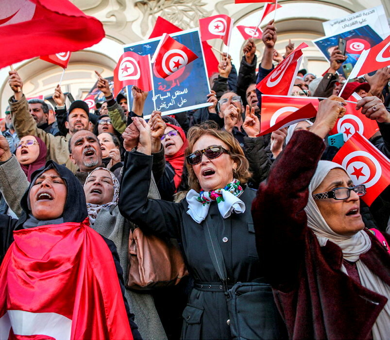 
Colere. Le 5 mars, a Tunis, des sympathisants du Front de salut national, coalition d'opposition, se sont rassembles afin de demander la liberation d'opposants arretes quelques  semaines auparavant.