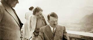  Heinrich Hoffmann (photographe personnel du Fuhrer), Eva Braun et Adolf Hitler, au Berghof, en 1942.  (C)Galerie Bilderwelt