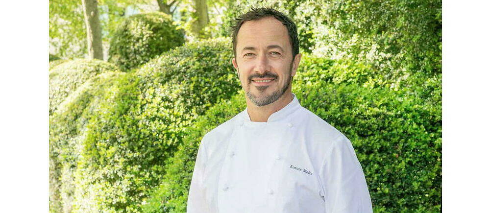 Dans son restaurant gastronomique du domaine de Primard, pour lequel il vient de decrocher sa premiere etoile Michelin, Romain Meder poursuit sa quete du vegetal, au plus haut niveau.
