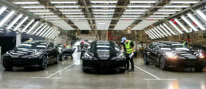 Des employes dans l'usine Tesla de Shanghai, en novembre 2020.
