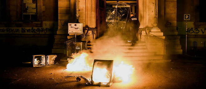 The police managed to put out the fire started by the demonstrators in the town hall of the 4th arrondissement of Lyon on the night of Friday March 17. 

