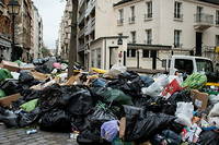 Paris : malgr&eacute; la r&eacute;quisition, la confusion r&egrave;gne autour des poubelles