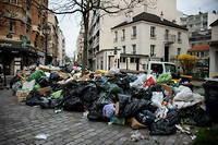 À Paris, plus de 9 000 tonnes de déchets s'entassent sur les trottoirs.
