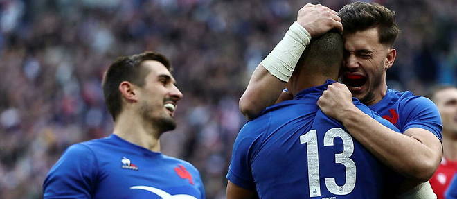 Gael Fickou celebre son essai au Stade de France. Gael Fickou celebre son essai au Stade de France.