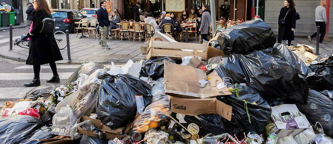 La quantite de dechets dans les rues de Paris ne cesse de grimper et a atteint les 10 000 tonnes. La quantite de dechets dans les rues de Paris ne cesse de grimper et a atteint les 10 000 tonnes.