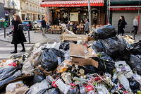 La quantité de déchets dans les rues de Paris ne cesse de grimper et a atteint les 10 000 tonnes.
