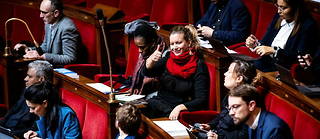 La motion déposée par le groupe Liot a été négociée et rédigée avec les groupes de la Nupes, dont celui présidé par l'Insoumise Mathilde Panot.
